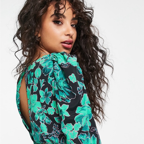 TOP SHOP: Petite cut out side tiered floral midi dress in green. Size 6P - Picture 3 of 3